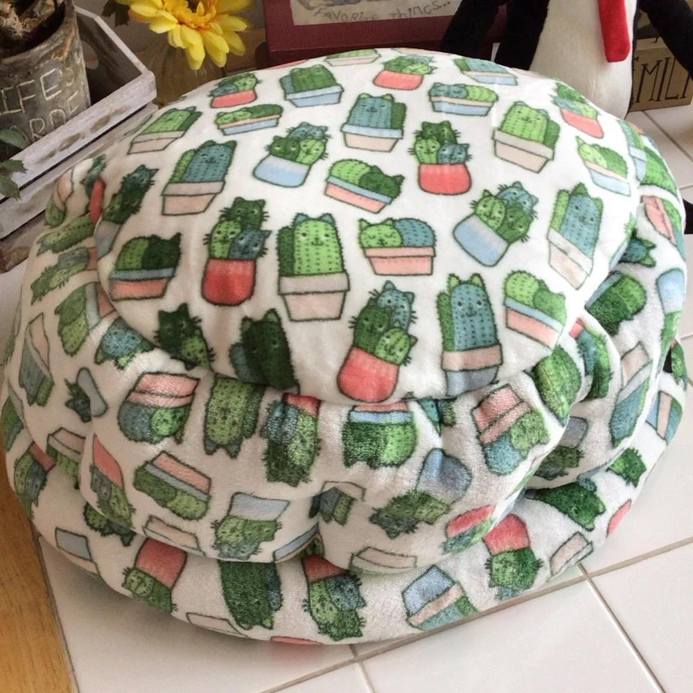 ‘Kenzie Home’ Plush Cat Bed